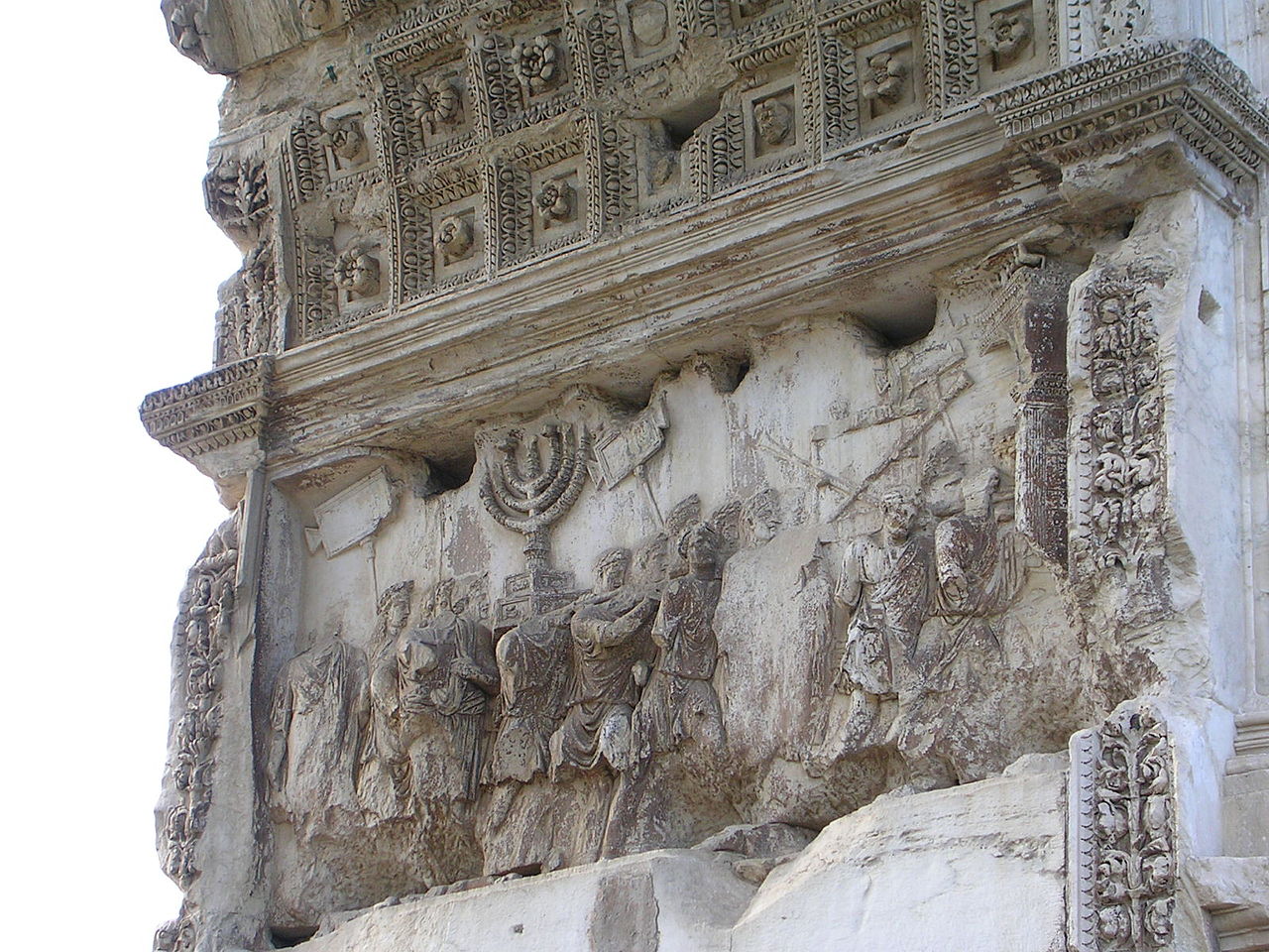Detalhe do Arco de Tito, no Frum Romano, mostrando as tropas romanas levando os esplios de Jerusalm para Roma