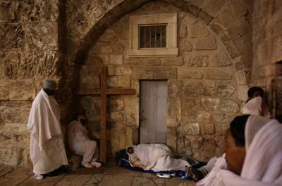 Os peregrinos cristãos da Etiópia dormem do lado de fora da Igreja do Santo Sepulcro em Jerusalém