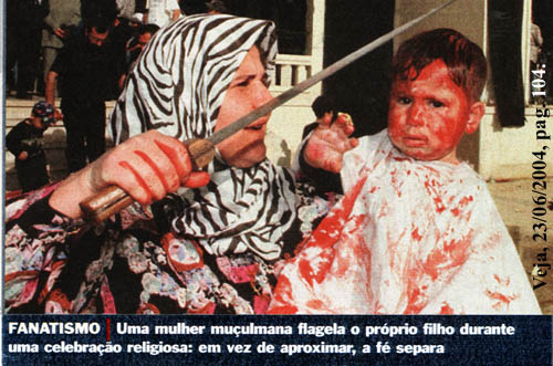 Uma mulher muçulmana flagela o próprio filho durante uma celebração religiosa