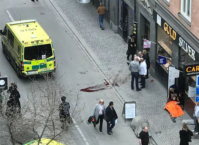 Mancha de sangue é vista no asfalto após atropelamentos em Estocolmo — Foto: Per Haljestam/Reuters