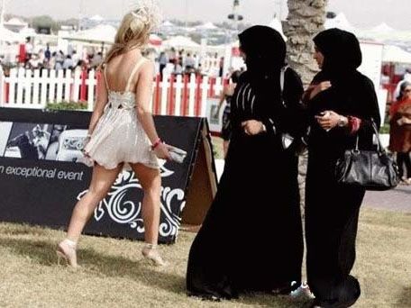 Mulheres muçulmanas acham algo ridículo o modo de vestir de mulheres não muçulmanas