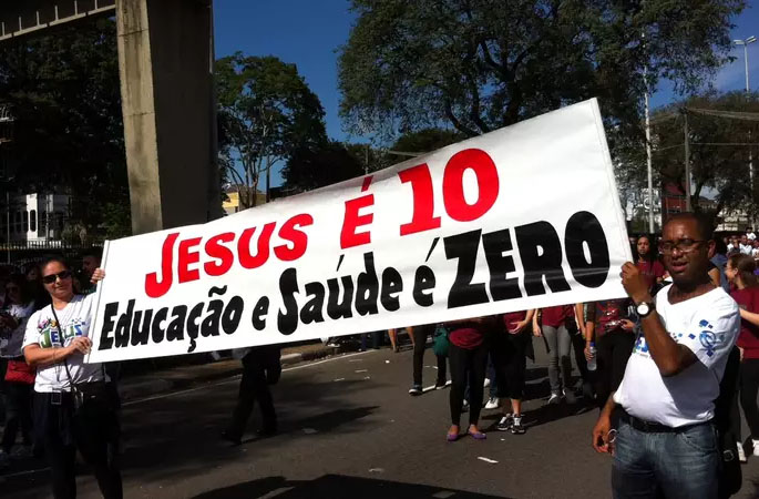 Marcha para Jesus - Jesus é 10, saúde e educação é zero. Com essa concordo. Onde Jesus está muito bem, a educação só deve estar mal mesmo.