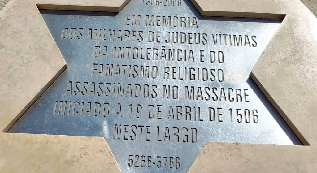 Em memória dos milhares de judeus vítimas da intolerância e do fanatismo religioso assassinados no massacre iniciado a 19 de abril de 1506 neste largo.