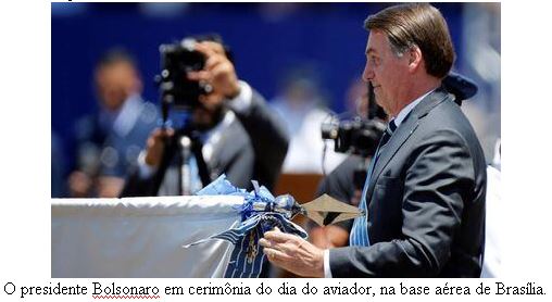 O presidente Bolsonaro em cerimônia do dia do aviador, na base aérea de Brasília.