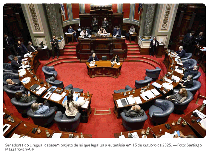 Senadores do Uruguai debatem projeto de lei que legaliza a eutanásia em 15 de outubro de 2025. — Foto: Santiago Mazzarovich/AFP