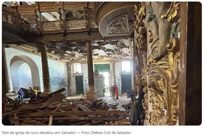 O São Francisco de Sales avisa
o São Francisco de Assis,
que está muito entretido com os passarinhos,
sobre o acidente na igreja.
O Santo, tão distraído, nem percebe.
O outro santo adverte-o de novo,
mas já é tarde, ele não chega em tempo.