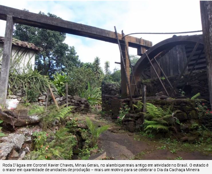 Roda D’água em Coronel Xavier Chaves, Minas Gerais, no alambique mais antigo em atividade no Brasil. O estado é o maior em quantidade de unidades de produção – mais um motivo para se celebrar o Dia da Cachaça Mineira.