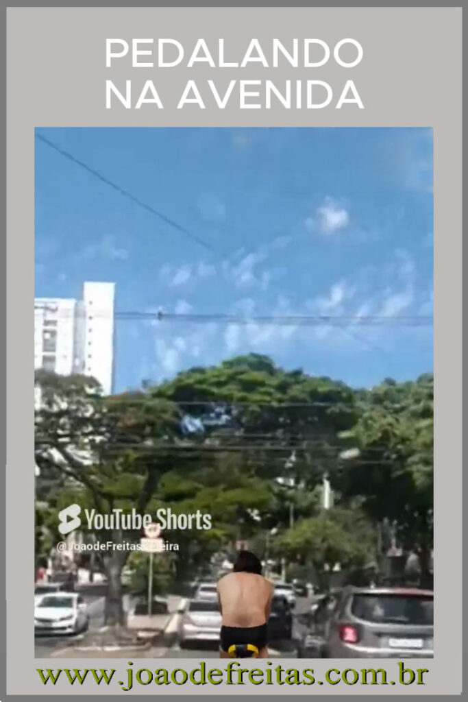 Pedalando na avenida.
Com música.
