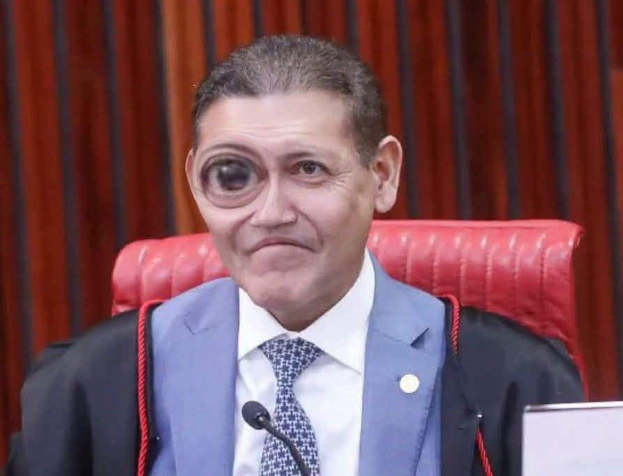 "A PROSTITUTA PAGA POR VORCARO A KASSIO MOSTRA A SELETIVIDADE DE ANDRÉ MENDONÇA 
"As meninas estão prontas". Uma mulher identificada como Rayanna organizou um encontro e, dias depois, cobrou de Daniel Vorcaro o valor de R$ 10 mil. 
De forma bastante direta, afirmou: "Boa tarde, Dani. Tudo bem? A minha amiga lá aquele dia! Deu certo, né? Ela disse que ficou com Kassio! Ela tá me cobrando aqui." Um pix foi feito.
Pelo contexto da conversa, revelada por Thais Bilenky e Daniela Lima, no UOL, o alvo do encontro seria o ministro Kassio Nunes Marques, do STF, e, hoje, presidente do TSE. Embora o magistrado tenha negado o encontro (e é importante que se registre isso), o suposto pagamento por acompanhantes de luxo ilustra o que parece ser apenas uma fração de um esquema maior de facilidades. E a seletividade na produção de relatórios no STF.
Não é apenas um ministro, aliado do bolsonarismo e do centrão, citado em uma situação constrangedora. Mas o atual presidente do TSE, que prometeu conduzir a eleição com imparcialidade. Outras mensagens mencionam uma viagem internacional de luxo para cinco pessoas, encomendada pelo "Ministro Kassio", com despesas autorizadas por Vorcaro. O próprio banqueiro já havia descrito festas com profissionais do sexo como parte do seu "business".
O ponto central, porém, é outro: por que certas suspeitas geram relatórios, indignação e escrutínio no STF, enquanto outras parecem desaparecer no silêncio? André Mendonça construiu sua imagem com conservadorismo, religião e defesa da família. Mas princípios não podem valer só quando alcançam adversários.
Moraes merece investigação pelas mensagens promíscuas de Vorcaro, mas por que não Nunes Marques, Fux, Toffoli ou o próprio Mendonça, citados em diferentes episódios ligados a Vorcaro? Quando a régua muda conforme o alvo, deixa de ser justiça. É preferência política vestida de toga."
